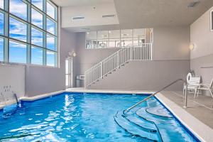 una piscina coperta con acqua blu in una casa di Crystal Shores West 102 a Gulf Shores
