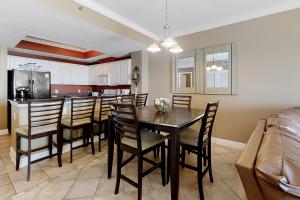 una cucina e una sala da pranzo con tavolo e sedie di Crystal Shores West 102 a Gulf Shores