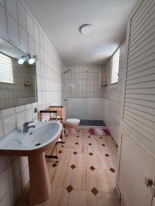 Un baño con lavabo e inodoro en Duplex adosado cerca de la playa puerto mazarron, en Puerto de Mazarrón 27 fotos más