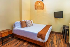 Nomads Hotel客房内的一张或多张床位