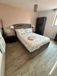 マンチェスターにあるCity Centre 2 bed apartment with a balconyのウッドフロアのベッドルーム1室(ベッド1台付)