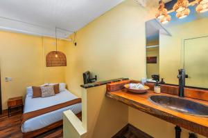 Nomads Hotel客房内的一张或多张床位
