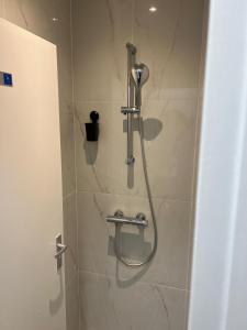 Ένα μπάνιο στο Y Hostel