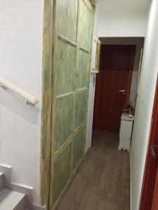 duże drewniane drzwi w pokoju z korytarzem w obiekcie Piso céntrico entre mar y montaña w mieście Sant Carles de la Ràpita