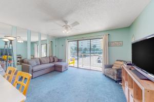 オレンジビーチにあるSeaside Beach & Racquet Club 2204のソファと薄型テレビのあるリビングルーム