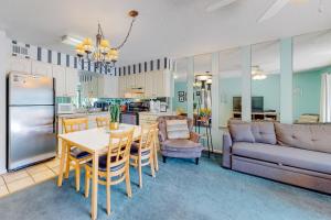 オレンジビーチにあるSeaside Beach & Racquet Club 2204のキッチンとテーブルとソファのあるリビングルーム