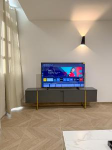 トゥーロンにあるT2 luxe 100 m port, Clim, Wi-Fiのリビングルーム(薄型テレビ、テーブル付)