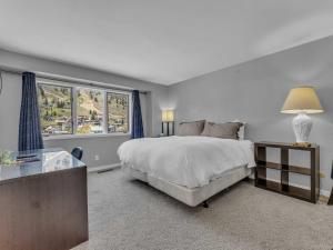 Ένα ή περισσότερα κρεβάτια σε δωμάτιο στο Charming Mountain Retreat with Hot Tub & Views