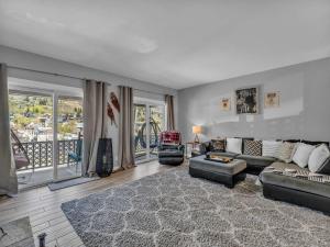 Χώρος καθιστικού στο Charming Mountain Retreat with Hot Tub & Views