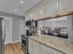 Η κουζίνα ή μικρή κουζίνα στο Charming Mountain Retreat with Hot Tub & Views +19 φωτογραφίες