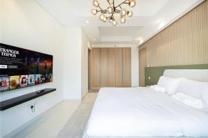 Luxe 2BR with Burj Khalifa View & Infinity Pool房間的床