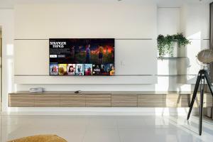 Luxe 2BR with Burj Khalifa View & Infinity Pool電視和／或娛樂中心