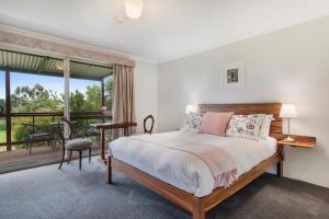 sypialnia z łóżkiem i balkonem w obiekcie Shambhala Guesthouse w mieście Bridgetown