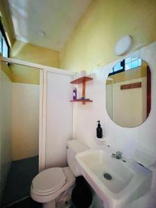 Brisas de ZicatelaにあるCasa Shula 2 AC Starlink 2min walk to beachのトイレ、洗面台、鏡のあるバスルーム +23枚の写真