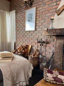 Habitación con pared de ladrillo, cama y chimenea. en Casa Suiza, vistas panorámicas al lago, ciudad y montañas !!, en San Carlos de Bariloche 40 fotos más