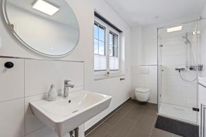 Koupelna v ubytování Ferienwohnung Strandhafer Rosenhagen bei Travemünde + 26 fotografií
