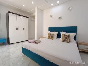 Postel nebo postele na pokoji v ubytování LEO Haute standing appartment S1 center ville Monastir