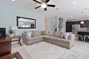 Un lugar para sentarse en PalmTreeParadise Free Golf Cart 5 min walk 2 Beach