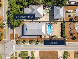 La alberca dentro o cerca de PalmTreeParadise Free Golf Cart 5 min walk 2 Beach