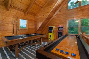 O masă de biliard de la Sleeps 20 Sport Court Pool Hot Tub Playground