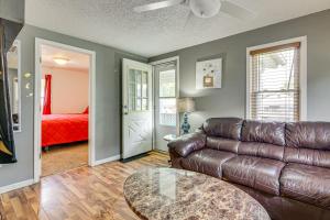Imagen de la galería de 3 Mi to Dtwn Fort Wayne Home with Deck and Yard!, en Fort Wayne