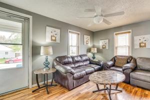 Imagen de la galería de 3 Mi to Dtwn Fort Wayne Home with Deck and Yard!, en Fort Wayne