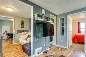 Imagen de la galería de 3 Mi to Dtwn Fort Wayne Home with Deck and Yard!, en Fort Wayne