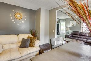 Imagen de la galería de 3 Mi to Dtwn Fort Wayne Home with Deck and Yard!, en Fort Wayne 22 fotos más