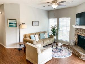 TV a/nebo společenská místnost v ubytování Family Retreat - Near Shopping, Dining & Beach