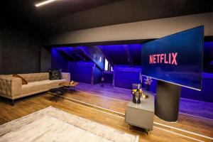 Μια τηλεόραση ή/και κέντρο ψυχαγωγίας στο Unique Luxury Suite