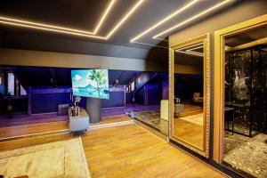 Μια τηλεόραση ή/και κέντρο ψυχαγωγίας στο Unique Luxury Suite