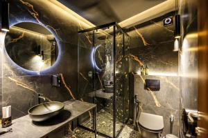 Ένα μπάνιο στο Unique Luxury Suite +37 φωτογραφίες