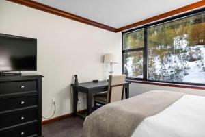 una camera da letto con una scrivania, un letto e una finestra di Everline Resort & Spa Palisades- Forest View a Olympic Valley