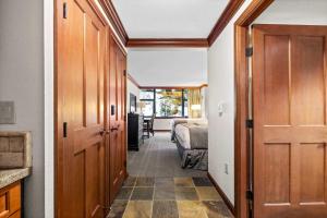 un corridoio con una porta che conduce a una camera da letto di Everline Resort & Spa Palisades- Forest View a Olympic Valley