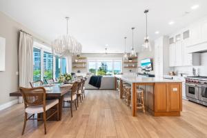 シエスタ・キーにある400ft to Beach, Ocean View, Pool, Rooftop, in the Siesta Key Village, 6-bdrのテーブルと椅子のあるキッチンとダイニングルーム