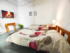 two twin beds in a room with a fireplace at La casa de Angélica in Gualeguaychú