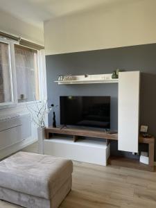 TV a/nebo společenská místnost v ubytování Pit Stop Apartment 2K23 - MXP - Busto Arsizio