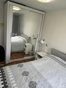 Ένα ή περισσότερα κρεβάτια σε δωμάτιο στο Cosy Room in Flat - Central Location