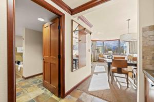 corridoio con sala da pranzo e cucina con tavolo di Everline Resort & Spa Palisades-Valley View Suite a Olympic Valley