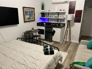 Kuchyň nebo kuchyňský kout v ubytování Studio Haven in Hollywood