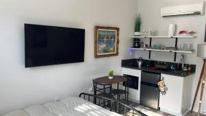 TV a/nebo společenská místnost v ubytování Studio Haven in Hollywood