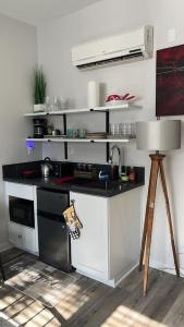 Kuchyň nebo kuchyňský kout v ubytování Studio Haven in Hollywood