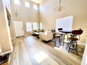 Ruang duduk di Beautiful West Sacramento Home