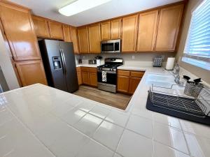 Dapur atau dapur kecil di Beautiful West Sacramento Home +30 gambar