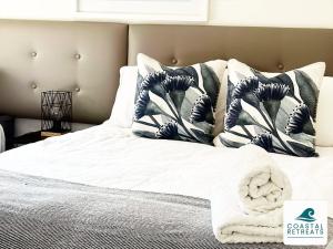 łóżko z białymi prześcieradłami i poduszkami w obiekcie Woodland Retreat - Phillip Island - Ramada Resort w mieście Cowes +43 zdjęcia