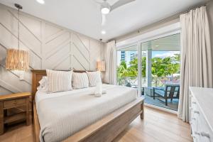 シエスタ・キーにある400ft to Beach, Ocean View, Pool, Rooftop, in the Siesta Key Village, 6-bdrの大きなベッドとバルコニーのある寝室 +76枚の写真