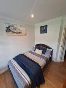 En eller flere senge i et værelse på Cosy Gated Room with Free Secure Parking Private Bathroom + 22 billeder