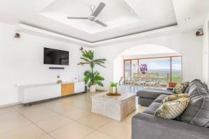 Dorp SotoにあるBeautiful villa in Willemstad, Curazaoのソファとテレビのあるリビングルーム