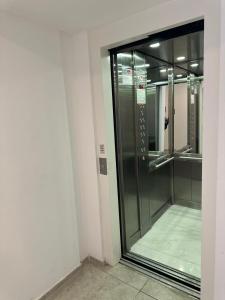 a glass elevator in a building with a person in it at Departamento Corrientes in Paraná