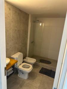 a bathroom with a toilet and a shower at Departamento Corrientes in Paraná
